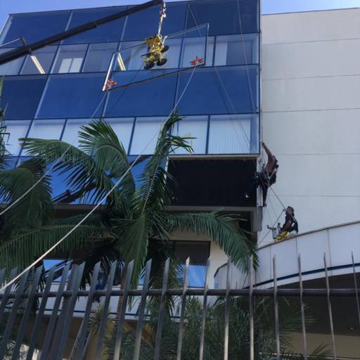 Serviços de Vedação de Vidros e Caixilhos em Altura por JRC Vidros