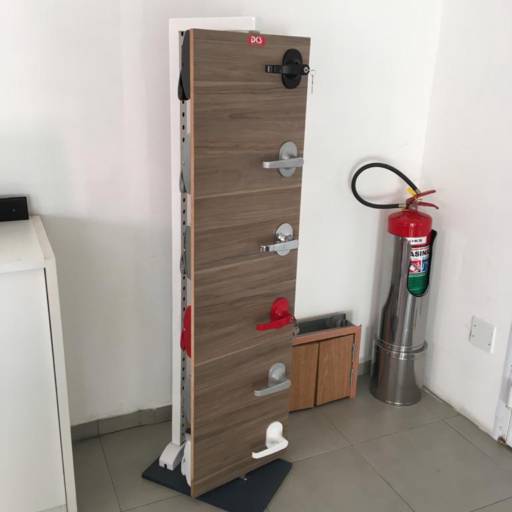 Instalação e Troca de Molas, Dobradiças e Fechaduras para Portas