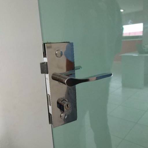 Instalação e Troca de Molas, Dobradiças e Fechaduras para Portas por JRC Vidros