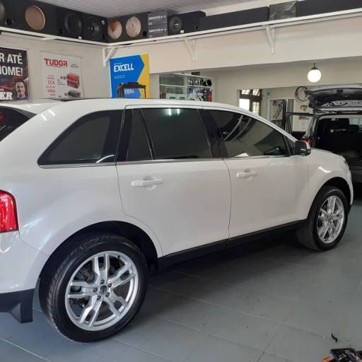 Instalação som insulfilm e lâmpada de Led por Dick Sound