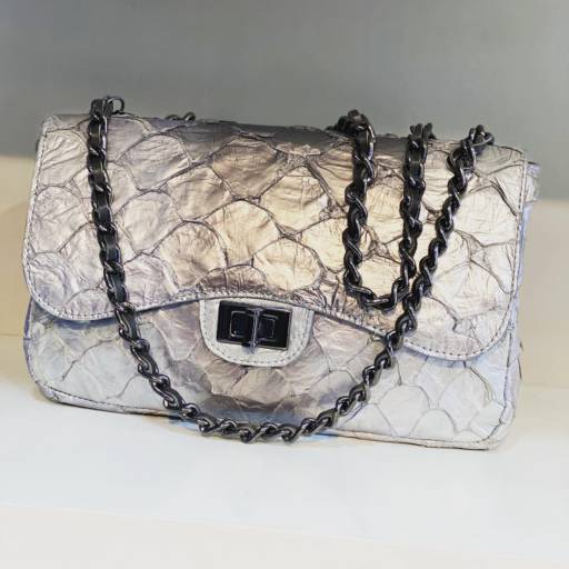 Bolsa de Pirarucu com alça e fecho metalizados por Spettacolo Calçados 