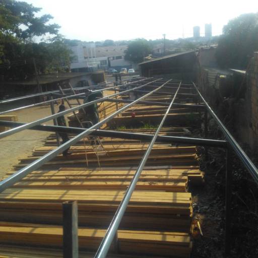 Estruturas metálicas para instalação de painéis solares por Serralheria São José