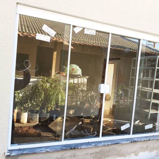 Janela incolor 4 folhas- alumínio branco por Top Vidros