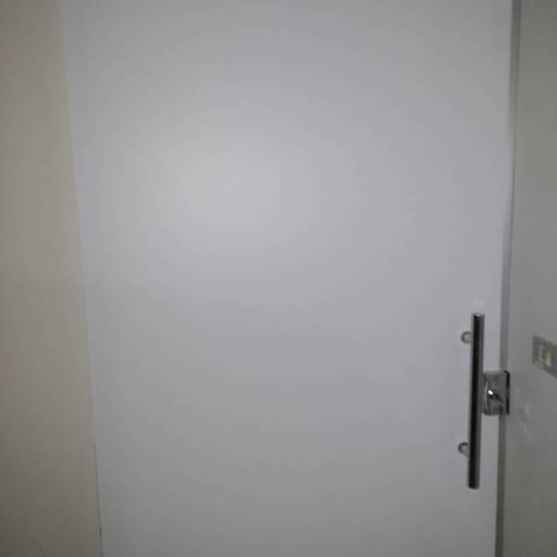 Porta com película branca.