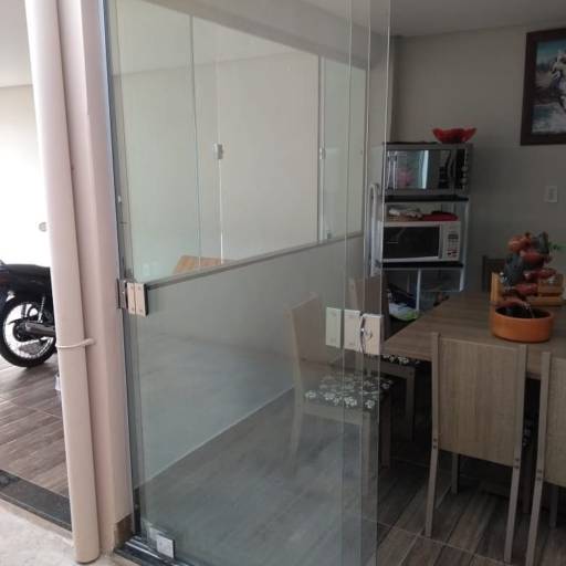 Portas sistema invertido e janelas vidro incolor por Top Vidros