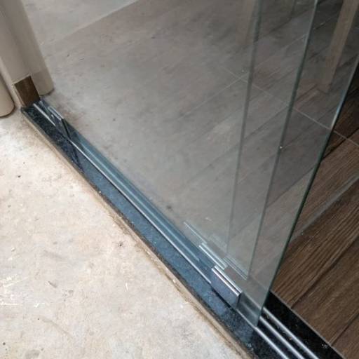 Portas sistema invertido e janelas vidro incolor por Top Vidros