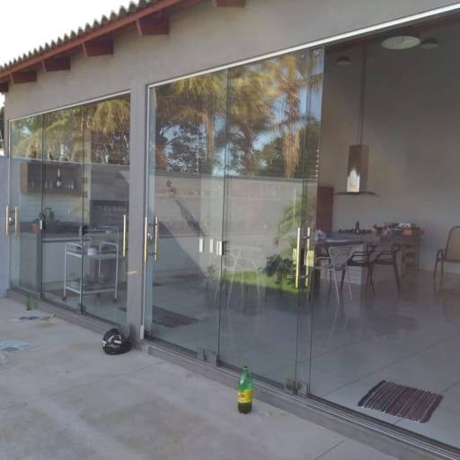 Portas sistema invertido e janelas vidro incolor por Top Vidros