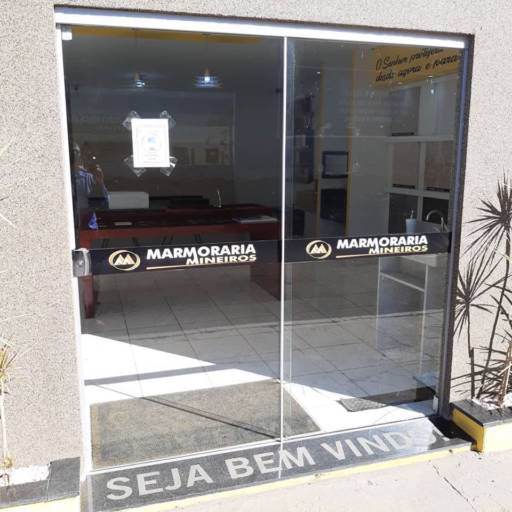 Porta e fixo incolor por Top Vidros