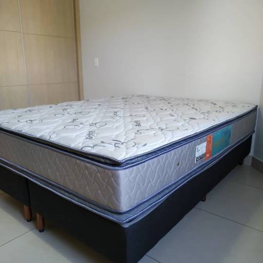 Colchão Becflex Vision Pilow Top Queen 1.58*1.98*0.28cm + Box Ortominas com pés de Madeira maciça 1.58*1.98*0.35cm Bi-partido por Sonhar Colchões Ortopédicos