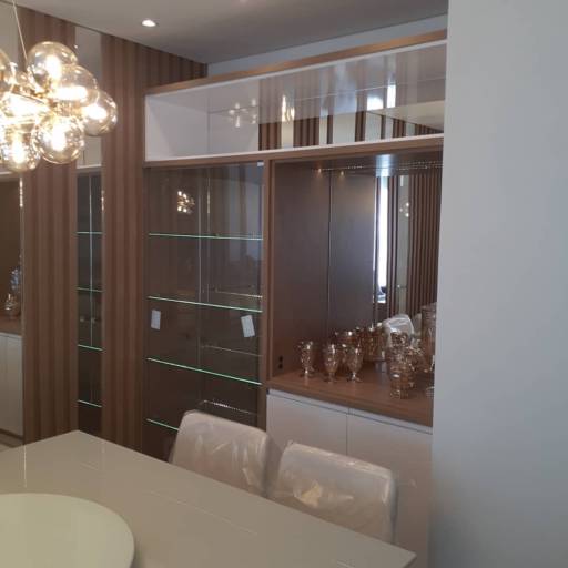 Cristaleira com Nicho Superior com Bancada para Taças por Móveis Peixoto