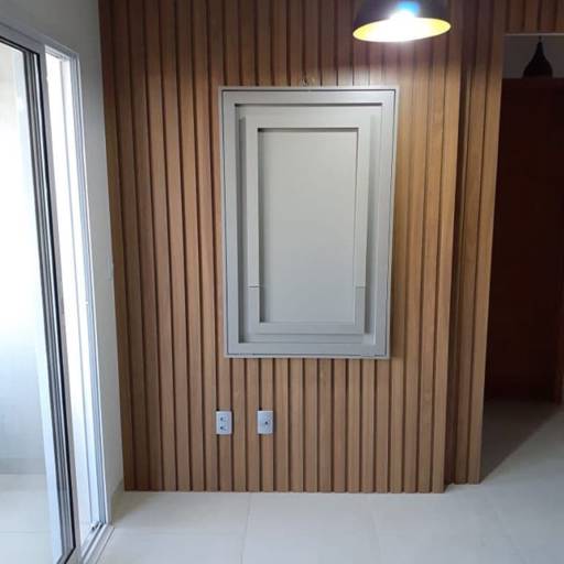 Uma mesa no painel ripado por Móveis Peixoto