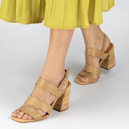 Comprar o produto de Sandália em salto de cortiça em Sapatos pela empresa Quinta Valentina Analice Grubert - Calçados Femininos em Aracaju, SE por Solutudo