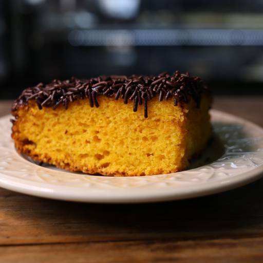 Bolo de cenoura com chocolate por Adorela Panificadora e Confeitaria