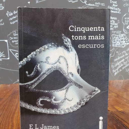 Cinquenta tons mais escuros por Leitura Fácil - Clube de assinatura de livros
