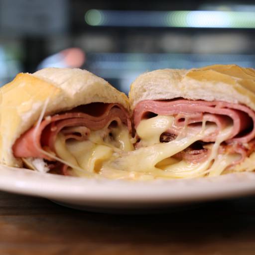 Misto com mortadela  por Adorela Panificadora e Confeitaria