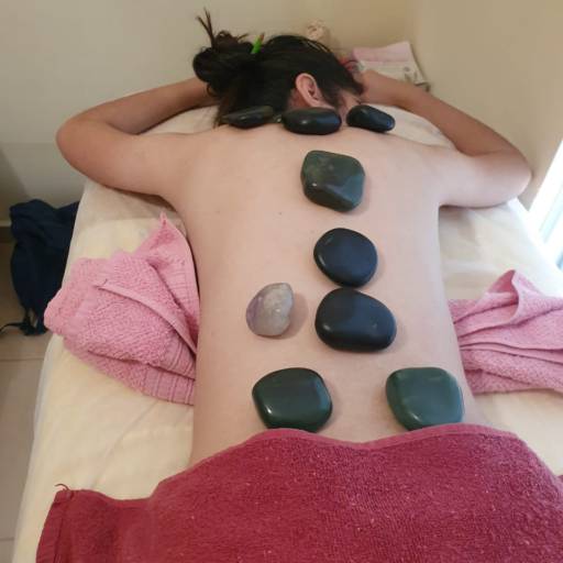 Comprar o produto de Massagem Pedras Quentes em Massagem pela empresa Márcia Santos Massoterapeuta  em Marília, SP por Solutudo
