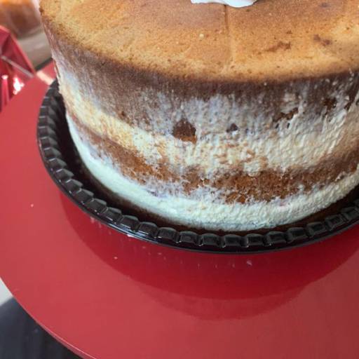 Bolo de leite ninho com morango por Cheiro Gostoso - Brigadeiros e Doces Artesanais 