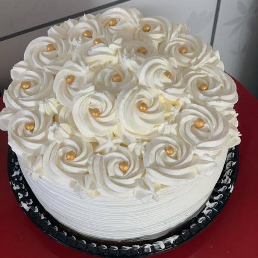 Bolo de leite ninho com morango por Cheiro Gostoso - Brigadeiros e Doces Artesanais 