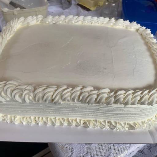 Bolo de Leite Ninho com Morango e Raspas de Chocolate Branco por Cheiro Gostoso - Brigadeiros e Doces Artesanais 