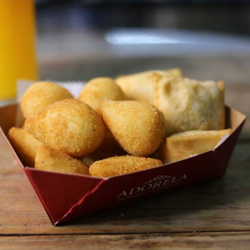 Mini porção de salgadinhos por Adorela Panificadora e Confeitaria