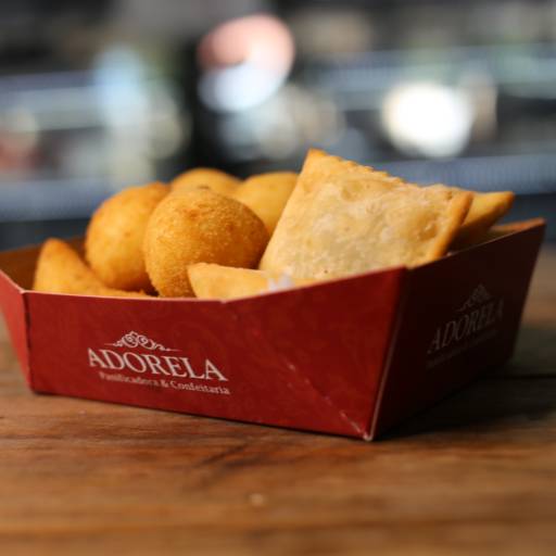 Mini porção de salgadinhos por Adorela Panificadora e Confeitaria