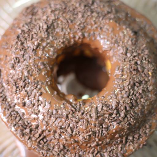 Bolo simples com calda de chocolate por Adorela Panificadora e Confeitaria