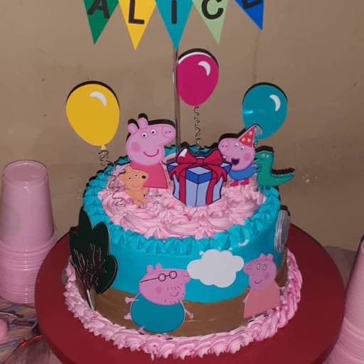 Bolo Decorado com Chantininho  por Cheiro Gostoso - Brigadeiros e Doces Artesanais 