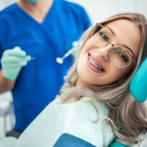 Especialista em Ortodontia por Clínica Dentária Assis Dr. Paulinho