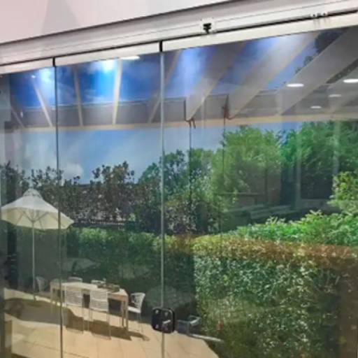 Reiki Door | Vidros retráteis por Alliance Glass - Reiki Envidraçamento