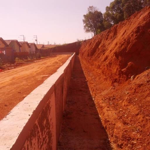 Execução de muro de arrimo - Cliente Prefeitura Municipal de Adamantina por Via Ambiental - Construção Civil