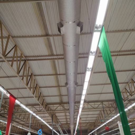 Limpeza e aplicação de isolamento térmico em dutos de ar condicionado