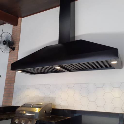 Coifa com iluminação embutida por Tião Calhas