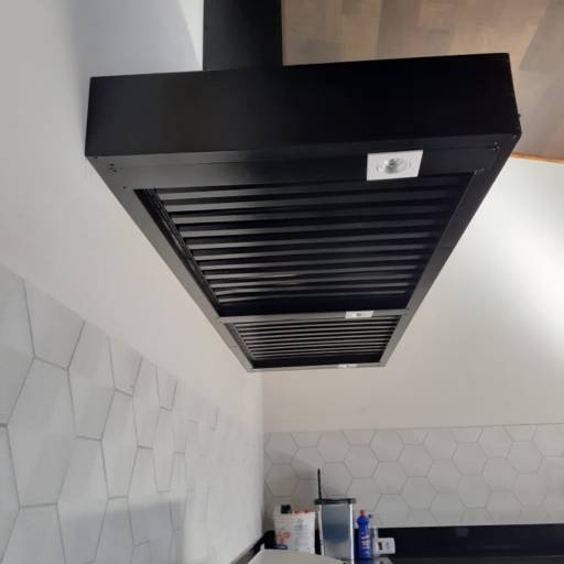 Coifa com iluminação embutida por Tião Calhas