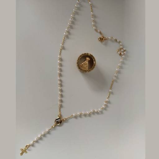 Relicário - Terço de Pescoço folheado a ouro com contas em Pérolas por A Feira de Aparecida Online Relicário - Terço de Pescoço folheado a ouro com contas em Pérolas por A Feira de Aparecida Online