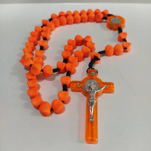 Terço Colorido Com Contas Emborrachadas Medalha São Bento por A Feira de Aparecida Online