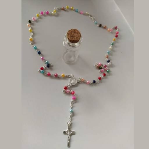 Terço de Pescoço de Prata com as contas coloridas em Garrafa por A Feira de Aparecida Online Terço de Pescoço de Prata com as contas coloridas em Garrafa por A Feira de Aparecida Online