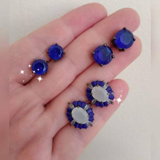 Brincos de tamanhos, formas e estilos diferentes na profundidade do azul por Laís Faganello SemiJóias