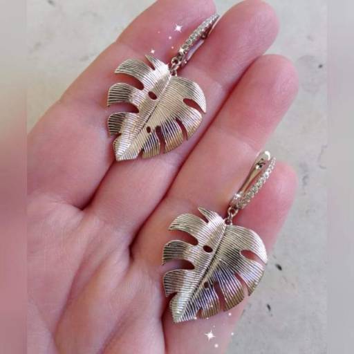 Argola de folha no banho de rodhium branco por Laís Faganello SemiJóias