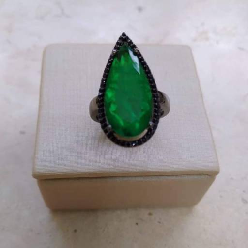 Anel com zircônia esmeralda fusion por Laís Faganello SemiJóias