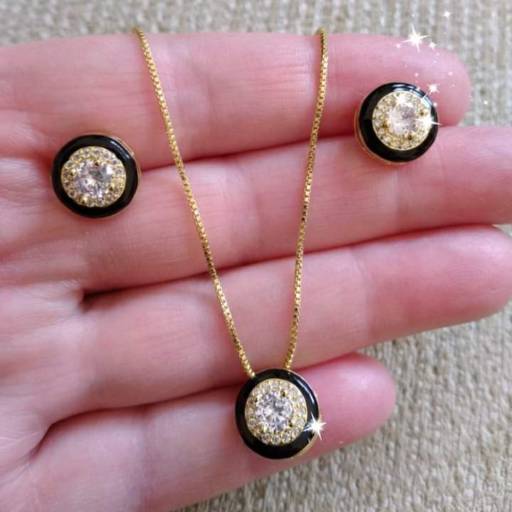 Conjunto com detalhes em zircônias e acabamento esmaltado por Laís Faganello SemiJóias