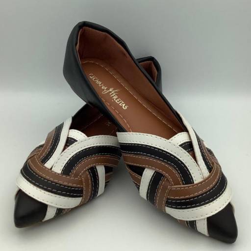 Sapatilha preta com fitas trançadas por Geovana Freitas Calçados