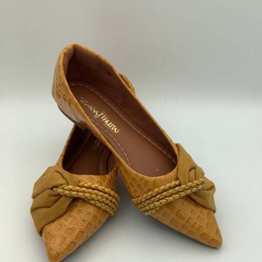 Sapatilha croco bico fino mostarda por Geovana Freitas Calçados