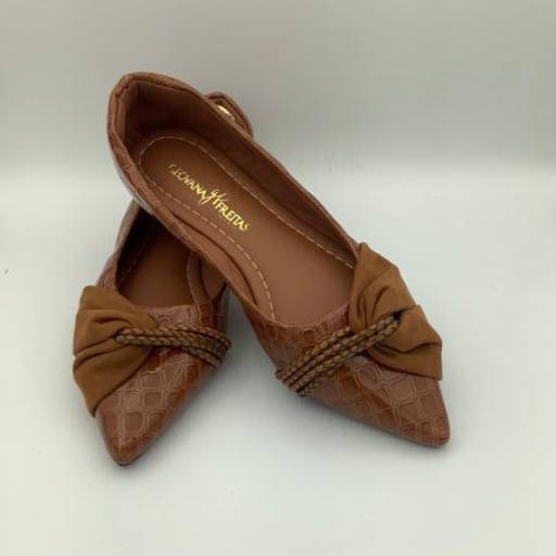 Sapatilha croco bico fino Caramelo por Geovana Freitas Calçados