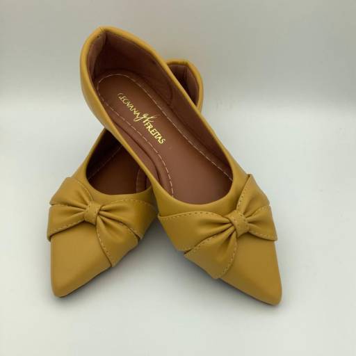 Sapatilha laço bico fino Mostarda por Geovana Freitas Calçados