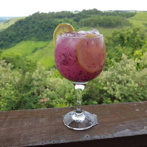 Caipirinha de Pitaia  por Pé de Peixe Aracatu