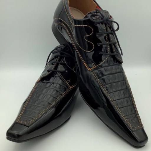 SAPATO SOCIAL PRETO C/ VERNIZ E CADARÇO DETALHE EM COBRA por Rafael Freitas Calçados