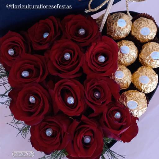 Comprar o produto de Box Coração de Rosas vermelhas e Ferrero Rocher  em Buquês pela empresa Floricultura 24hr Flores & Festas em Foz do Iguaçu, PR por Solutudo