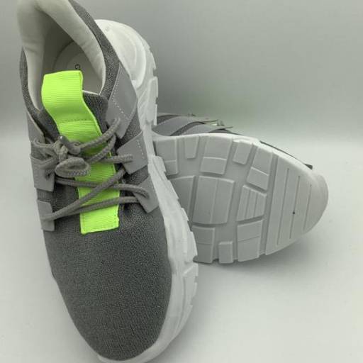 Tênis tricot on cinza com cadarço por Geovana Freitas Calçados