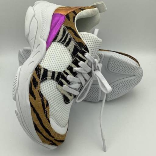 Comprar o produto de Tênis branco zebra tigre em Tênis pela empresa Geovana Freitas Calçados em Bauru, SP por Solutudo