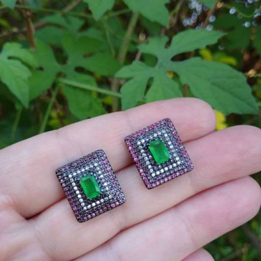 Brinco geométrico cheio de charme com a nuance de cores por Laís Faganello SemiJóias